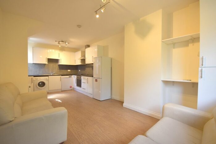 4 Bedroom Flat To Rent In Franciscan Road, Tooting, SW17