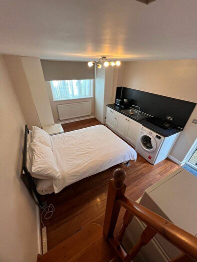 Studio To Rent In Westview Drive, Woodford Green, Essex, IG8
