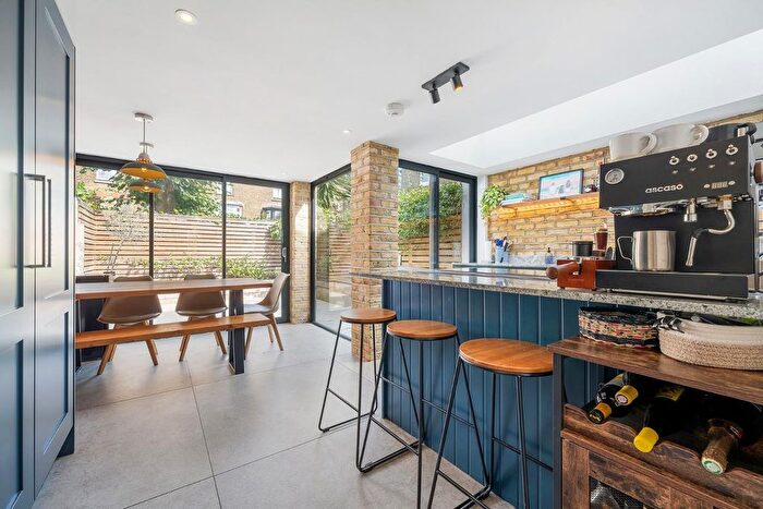 3 Bedroom Property For Sale In Elm Park, SW2