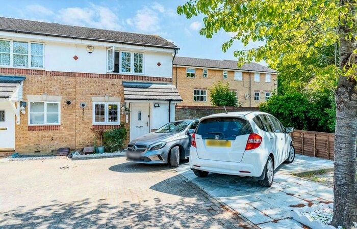 2 Bedroom Terraced House To Rent In Kirkby Close, London, N11