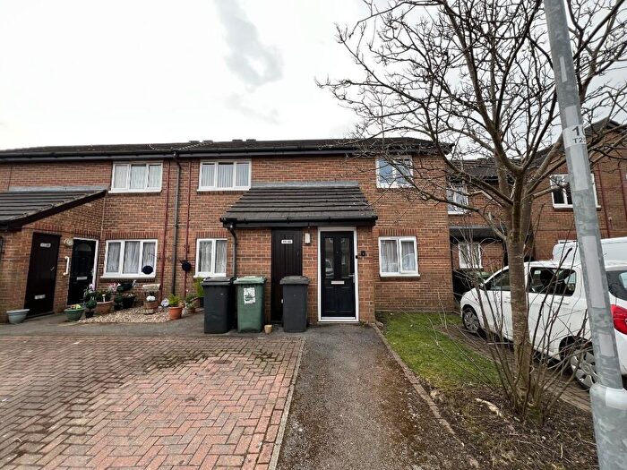 2 Bedroom Flat To Rent In Thorpe Gardens, Leeds, West Yorkshire, LS10