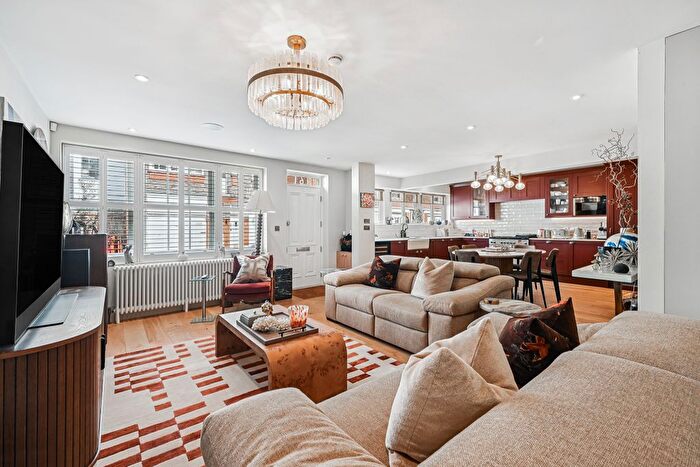 2 Bedroom Town House To Rent In Devonshire Mews West, Marylebone, London, W1G