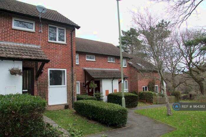2 Bedroom End Of Terrace House To Rent In Pennywell Gardens, Ashley, New Milton, BH25