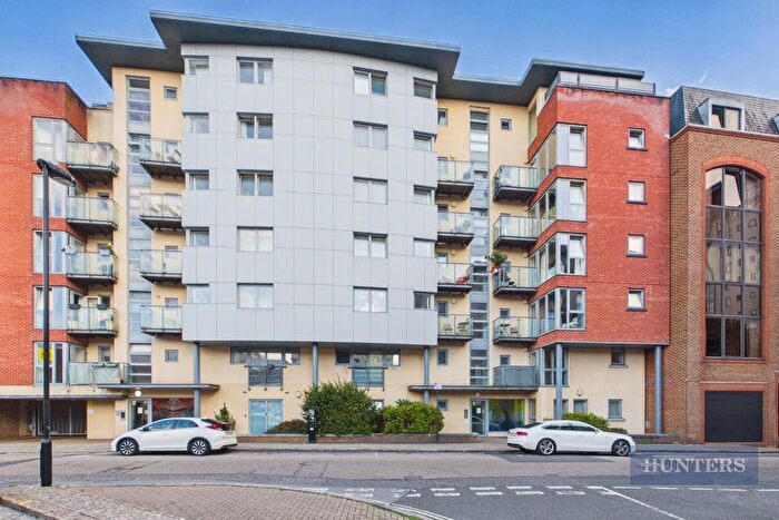 2 Bedroom Flat To Rent In Orchard Place, Southampton, Hampshire, SO14