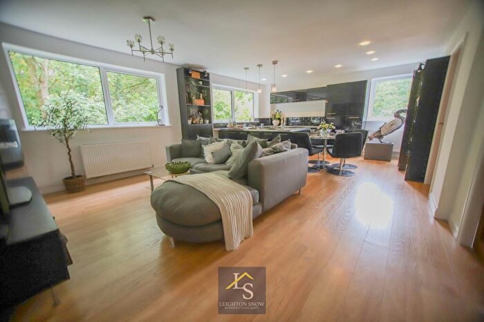 2 Bedroom Apartment For Sale In Warren Close, Bramhall, SK7