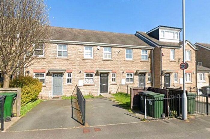 2 Bedroom Town House For Sale In Queensfield Drive, Bradford, West Yorkshire, BD5