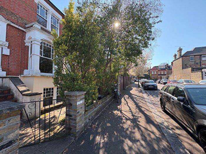 3 Bedroom Flat To Rent In Fairfield Road, London, N8