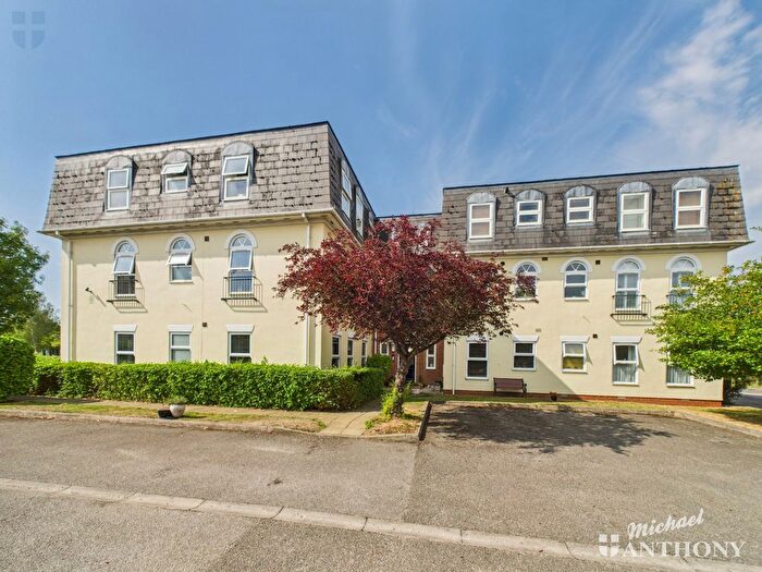 2 Bedroom Flat For Sale In Pipit Gardens, Aylesbury, Buckinghamshire, HP19