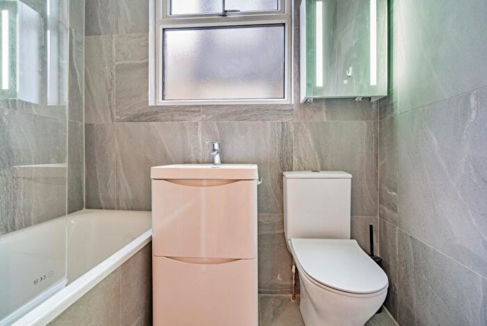 2 Bedroom Apartment To Rent In Rosemont Avenue London, N12