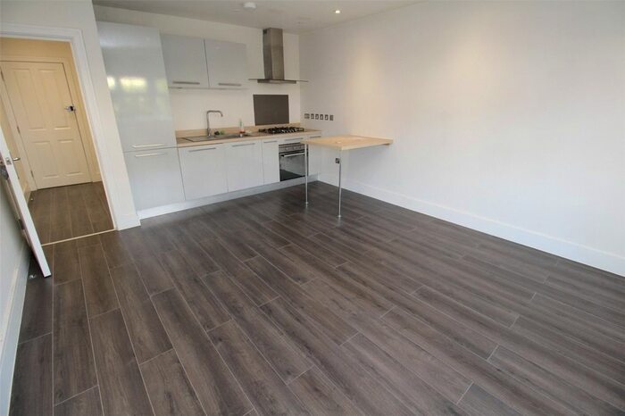 2 Bedroom Flat To Rent In Regency Court, Rosslyn Avenue, East Barnet, Hertfordshire, EN4