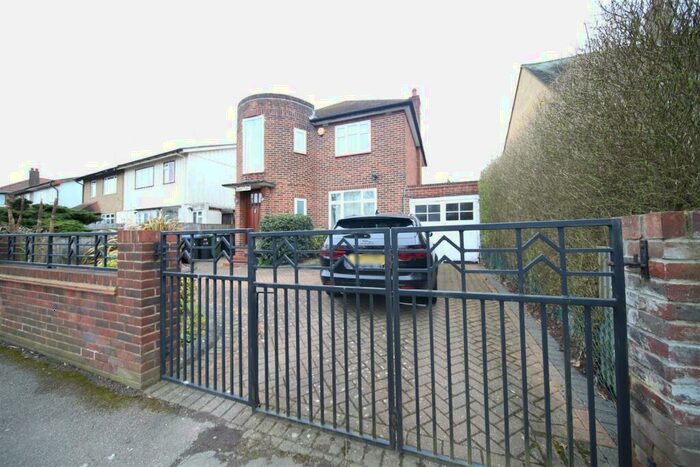 4 Bedroom Detached House To Rent In Lonsdale Drive, Enfield, EN2