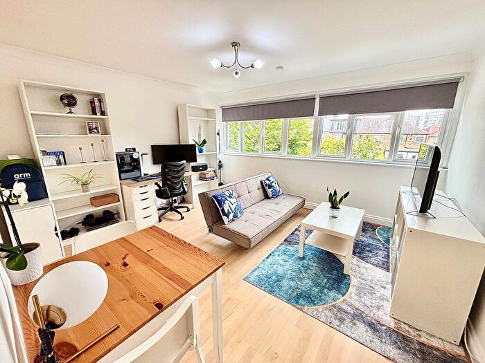 1 Bedroom Flat To Rent In The Firs, Woodford Green, IG8