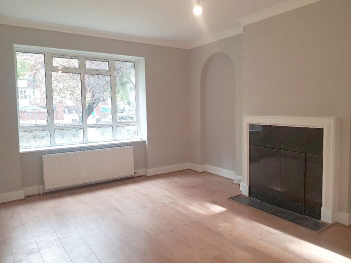 3 Bedroom Flat To Rent In Mapesbury Road, London, NW2