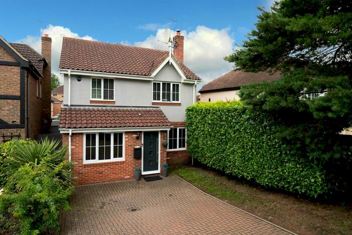 4 Bedroom Detached House To Rent In Kingfisher Drive, Hemel Hempstead, HP3