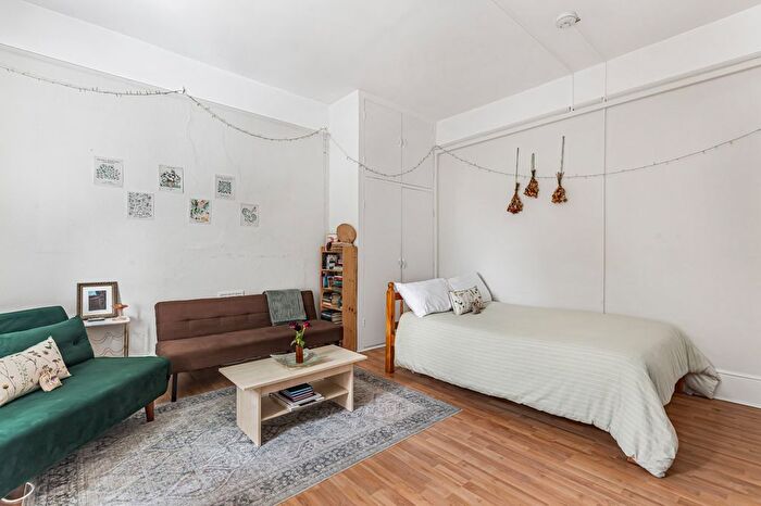 Studio To Rent In Kings Avenue, London, SW4