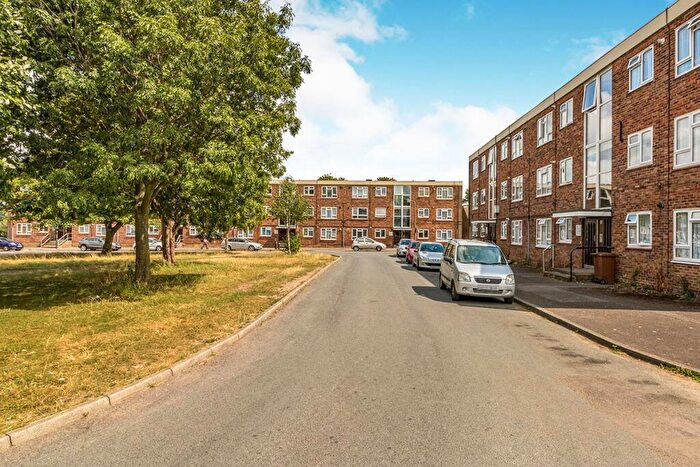 1 Bedroom Flat To Rent In Chatham Grove, Chatham, Kent, ME4
