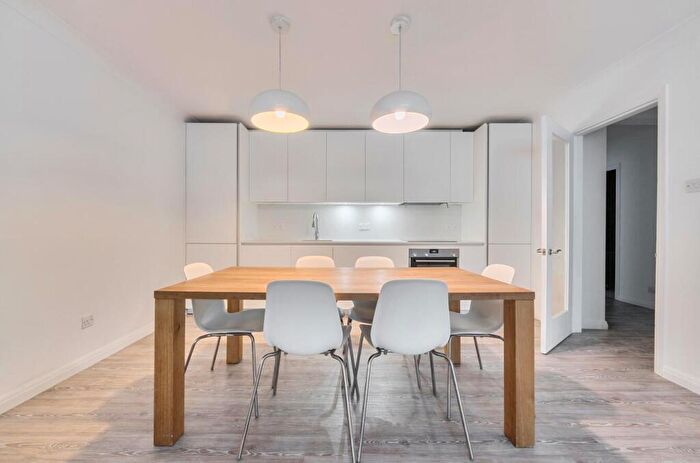 3 Bedroom Flat For Sale In Holders Hill Road, Hendon, NW4