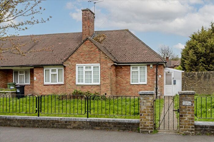 1 Bedroom Property For Sale In Clematis Cottages, Shepherd's Bush, W12