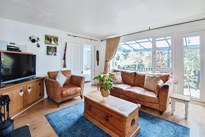 4 Bedroom Detached House For Sale In Orchard Gardens, Fordingbridge, SP6