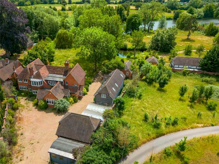 4 Bedroom Detached House For Sale In The Warren, Caversham, Berkshire, RG4
