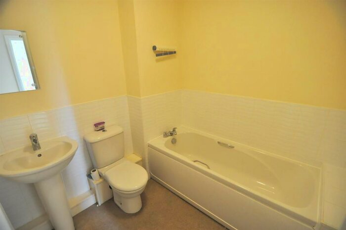 2 Bedroom Flat To Rent In Sandhill Close, Bradford, BD8