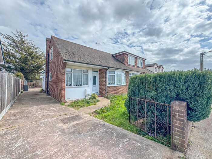 3 Bedroom Semi Detached House For Sale In Mansted Gardens, Rochford, SS4