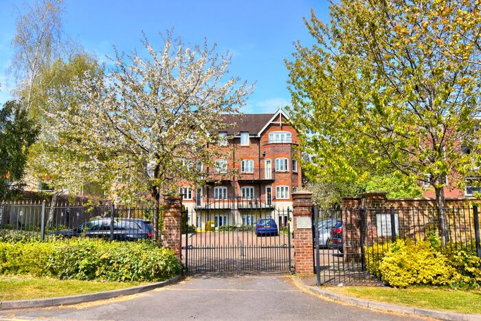 2 Bedroom Flat To Rent In Station Road, Redhill, RH1