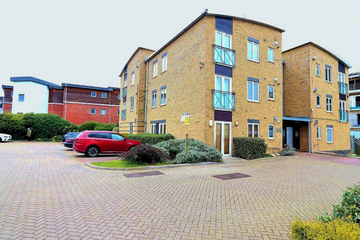 2 Bedroom Flat To Rent In Romside Place, Romford, RM7