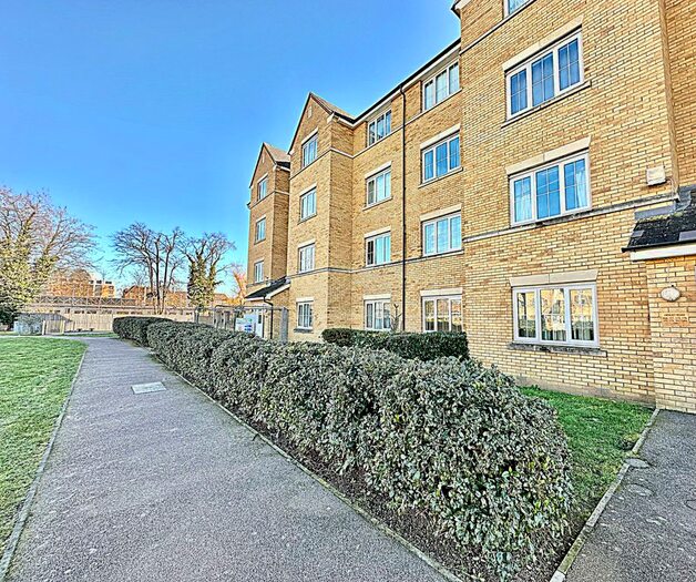 2 Bedroom Flat To Rent In Henley Road, Bedford, MK40