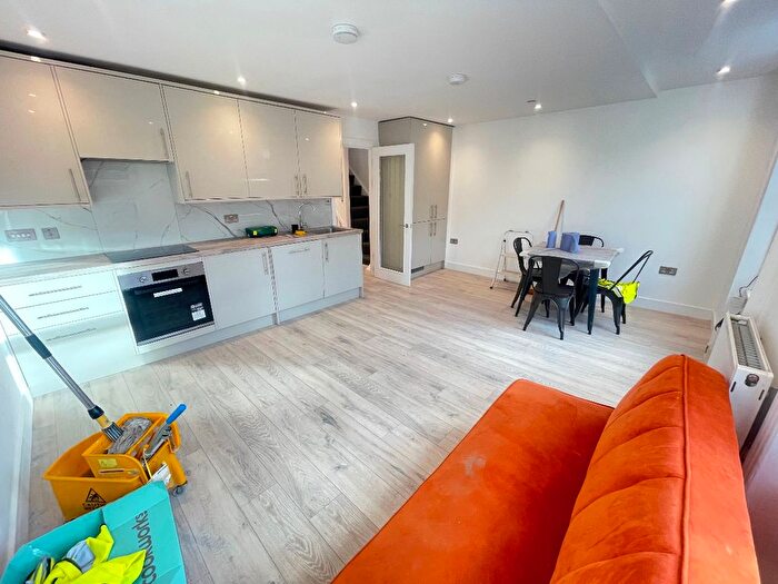 3 Bedroom Flat To Rent In Sussex Way, London, N7