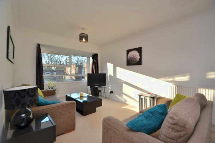 2 Bedroom Flat To Rent In Robinwood Court, Roundhay, Leeds, LS8