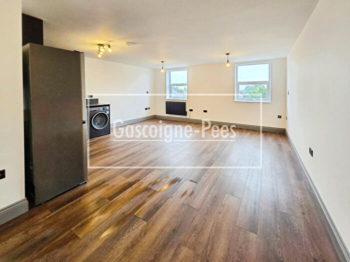 Flat To Rent In Central Road - Worcester Park, KT4