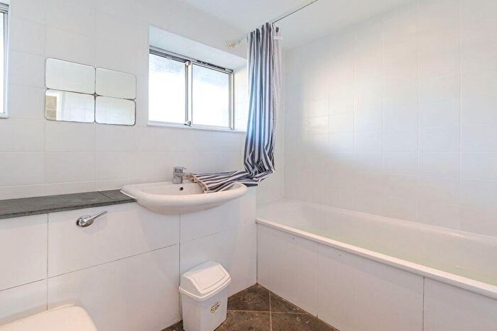 1 Bedroom Flat To Rent In Belton Road, Willesden Green, NW2