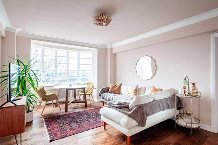 1 Bedroom Flat For Sale In Furze Hill, Hove, BN3