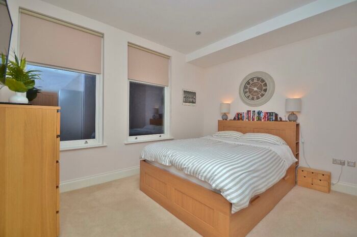 2 Bedroom Flat For Sale In Hollin Lane, Far Headingley, Leeds, LS16