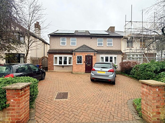 6 Bedroom Semi-Detached House For Sale In Chestnut Avenue, North Grays, RM16