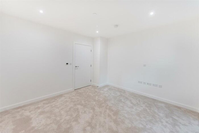2 Bedroom Apartment To Rent In Anax Street, London, N4