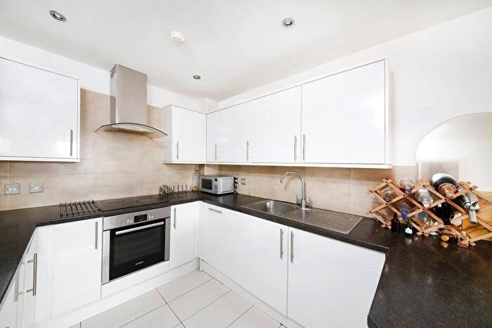 2 Bedroom Flat To Rent In Morning Lane, Hackney, London, E9