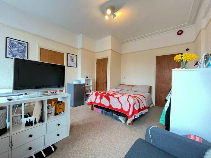 Studio To Rent In Kings Avenue, London, N10