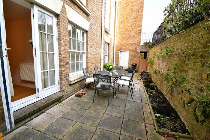 2 Bedroom Flat To Rent In Princess Park Manor, Royal Drive, Friern Barnet, N11