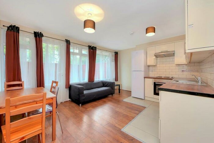 4 Bedroom Maisonette To Rent In Cooks Road, Kennington, Southwark, London, SE17