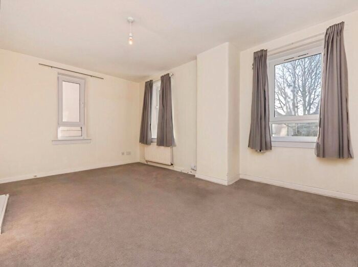 2 Bedroom Flat To Rent In Loganlea Place, Edinburgh, EH7