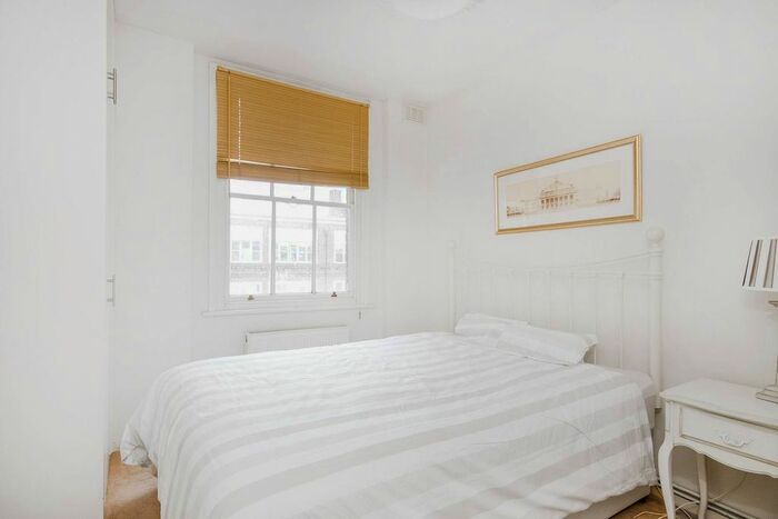 1 Bedroom Flat To Rent In Peel Street, Hillgate Village, London, W8