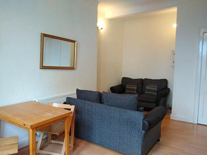 2 Bedroom Flat To Rent In Albion Place, Edinburgh, EH7