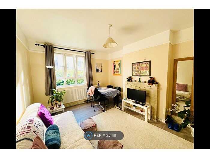 2 Bedroom Flat To Rent In Elizabeth House, Hammersmith, London, W6
