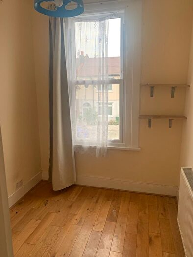2 Bedroom Flat To Rent In Manor Lane, London, SE12