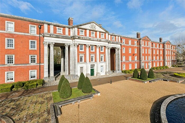2 Bedroom Flat For Sale In Peninsula Square, Winchester, Hampshire, SO23