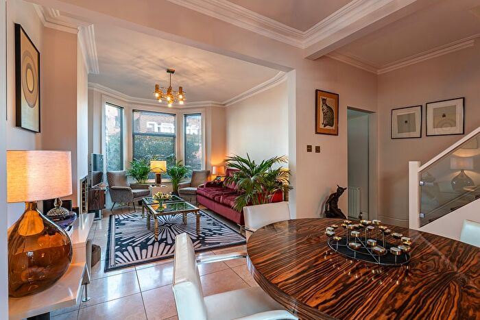 5 Bedroom Flat To Rent In Purves Road, London, NW10