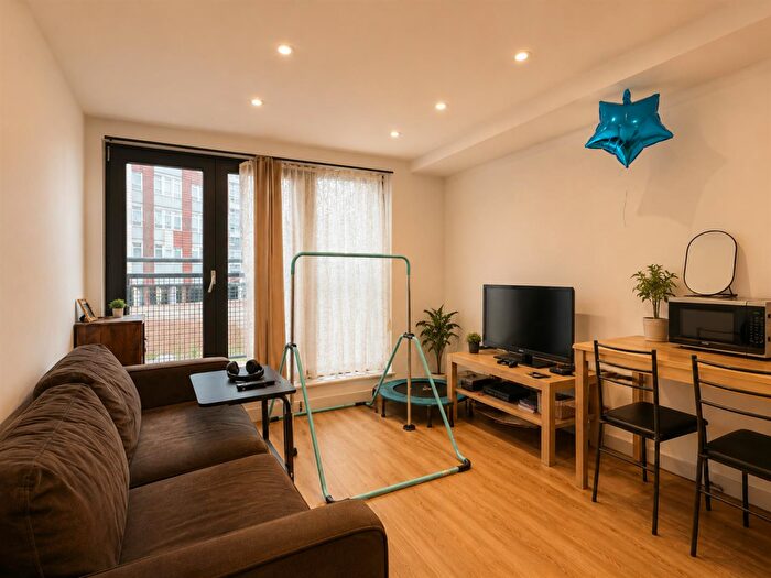1 Bedroom Apartment For Sale In Bramley Crescent, Ilford, IG2