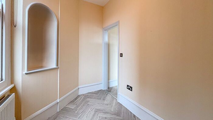 3 Bedroom Flat To Rent In Talgarth Road, London, W14